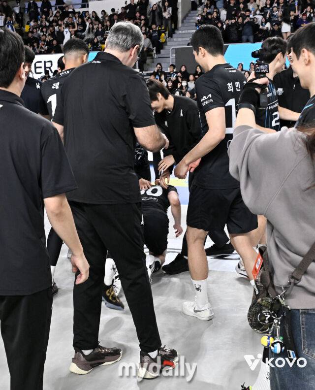 신호진이 선수들에게 즐거운 집단폭행(?)을 당하고 있다. (사진 = KOVO)