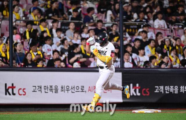2025년 9월 4일 오후 경기도 수원KT위즈파크에서 열린 '2025 신한 SOL뱅크 KBO 리그' LG 트윈스와 KT 위즈의 경기. KT 안현민이 7회말 무사 2루서 2점 홈런을 친 뒤 기뻐하고 있다./마이데일리