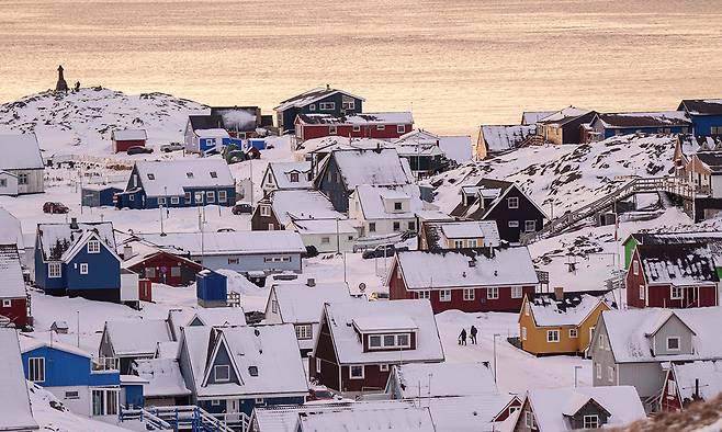 14일 그린란드 누크의 눈 덮인 주택가 모습. AP연합뉴스