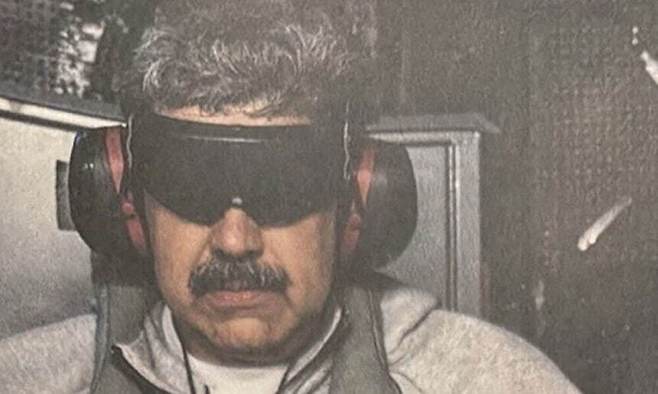 지난 3일 베네수엘라 수도에 침투한 미군 특수부대에 체포돼 미국 뉴욕으로 압송 중인 니콜라스 마두로 베네수엘라 대통령 모습. 결국 이 사건이 2025년도 노벨평화상 메달이 도널드 트럼프 미국 대통령의 수중에 들어가는 결정적 계기로 작용했다. 세계일보 자료사진