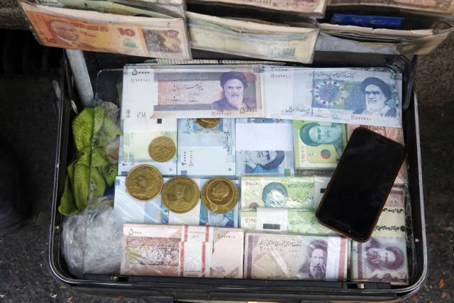 서류가방에 든 이란 리알화 화폐들. EPA 연합뉴스