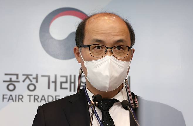 황원철 당시 공정거래위원회 기업집단국장이 2022년 4월 이랜드그룹에 대한 시정명령 및 과징금 부과 결정 내용을 설명하고 있다. ⓒ연합뉴스