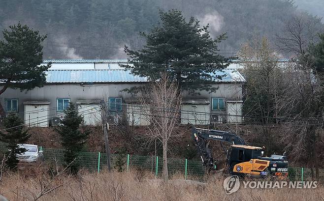 강릉 양돈농가서 아프리카 돼지열병 발생…방역 초비상 (강릉=연합뉴스) 양지웅 기자 = 17일 아프리카 돼지열병(ASF) 발생이 확인된 강원 강릉시 한 양돈농가에서 살처분 작업 굴착기가 이동하고 있다. 2026.1.17 yangdoo@yna.co.kr