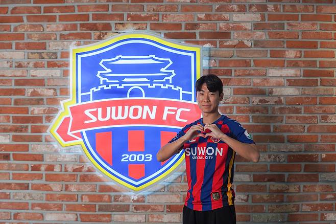 프로축구 K리그2 수원FC에 합류한 김정환이 기념사진을 촬영하고 있다. 수원FC 제공