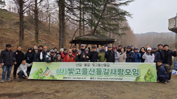 (사)빛고을산들길사랑모임(이하 빛길모)은 지난 17일 광주 북구 장등동 버스종점에서 '제91회 빛길모 정기걷기모임 및 시산들제'를 열고 기념촬영을 하고 있다. (사)빛고을산들길사랑모임 제공