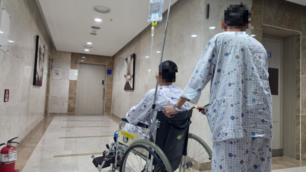 지난해 창원 한 병원에서 법무부 미등록 단속을 피하다 골절상을 입은 베트남 국적 노동자들의 모습. /경남도민일보DB