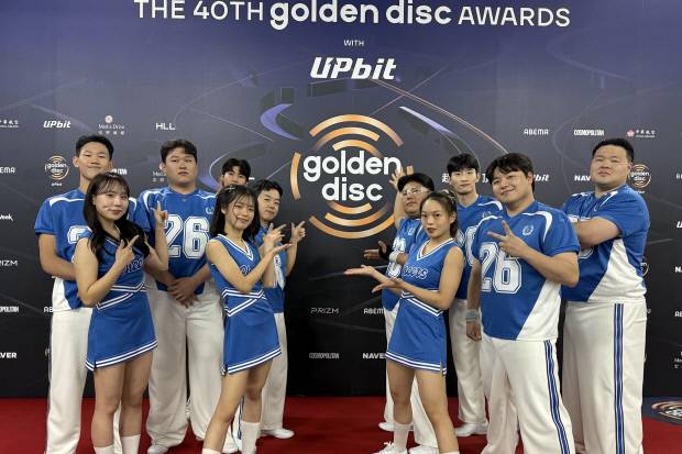 아이돌 그룹 이이브(IVE)와 콜라보 무대에 올랐던 천무응원단 선수들. 사진=구미대 제공