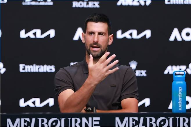 호주오픈 21번째 출전을 앞두고 17일 멜버른 파크에서 기자회견을 하는 노박 조코비치. 사진 호주오픈