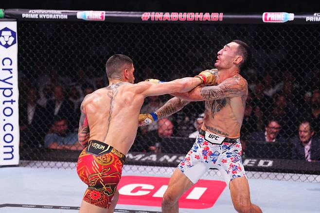 토푸리아(왼쪽)가 할로웨이 턱에 펀치를 적중하는 모습. 사진=UFC