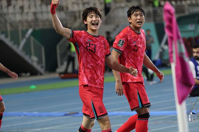 호주전에 결승골을 뽑아낸 신민하(왼쪽). 사진 KFA