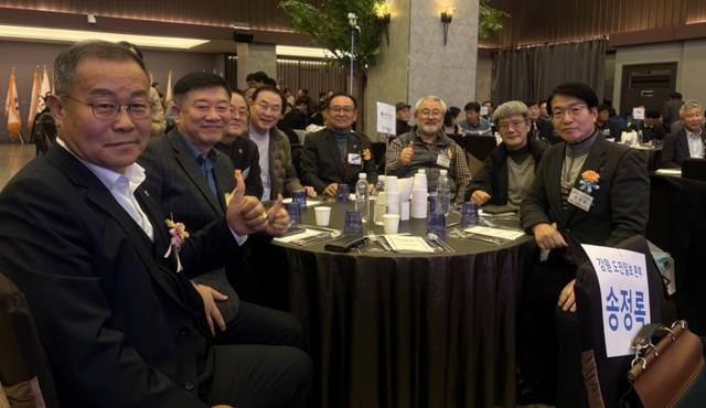 ▲ (사)수원특례시 강원특별자치도민회(회장 이호용)가 주최한 강원인 한마음 신년음악회가 지난 16일 경기 수원 라메르아이컨벤션에서 열렸다. 행사에 참석한 군 장성 출신 강원성우회 회원들. 수원강원도민회 제공.