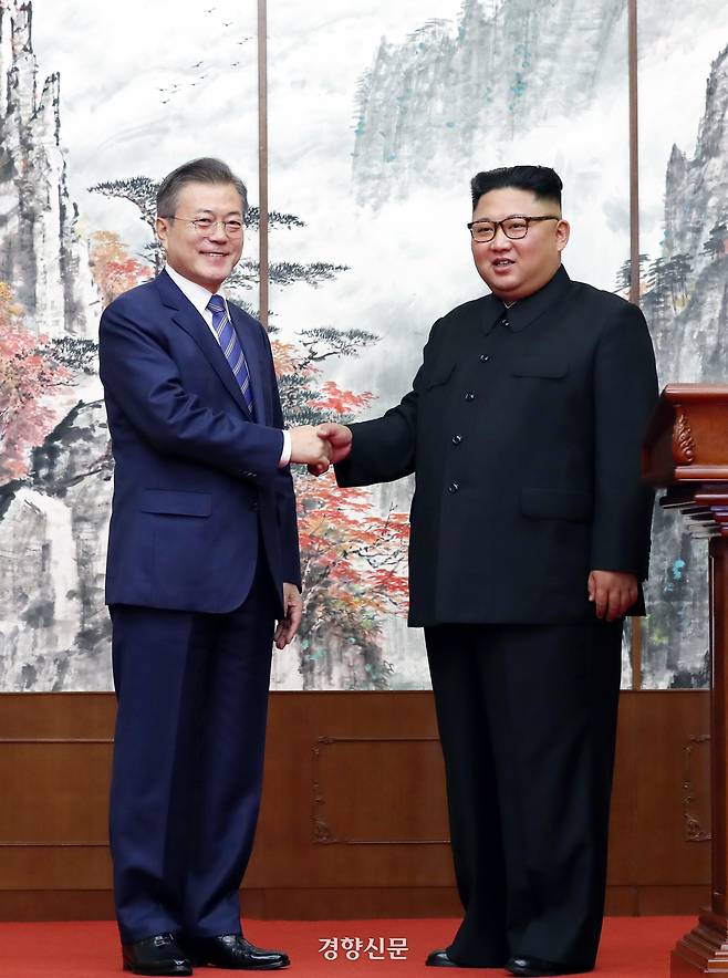 문재인 대통령과 김정은 국무위원장이 19일 평양 백화원 영빈관에서 평양공동선언을 발표한 후 악수하고 있다. 2018.9.19 /평양사진공동취재단 서성일기자