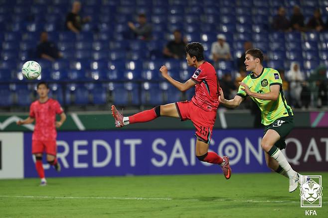 한국 23세 이하(U-23) 축구대표팀의 백가온(가운데)이 18일 사우디아라비아 제다의 킹 압둘라 스포츠 시티 홀 스타디움에서 열린 2026 아시아축구연맹(AFC) U-23 아시안컵 호주와의 8강전에서 수비수를 따돌리고 슈팅하고 있다. 대한축구협회 제공