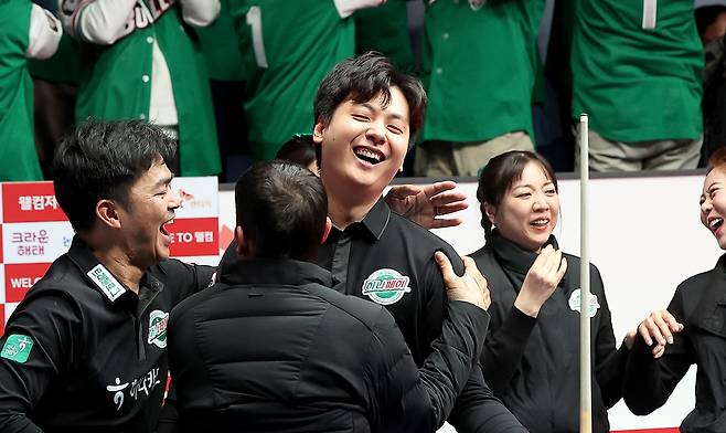 하나카드 신정주(가운데)가 5세트에서 웰컴저축은행 다니엘 산체스를 꺾고 팀원들의 축하를 받고 있다.