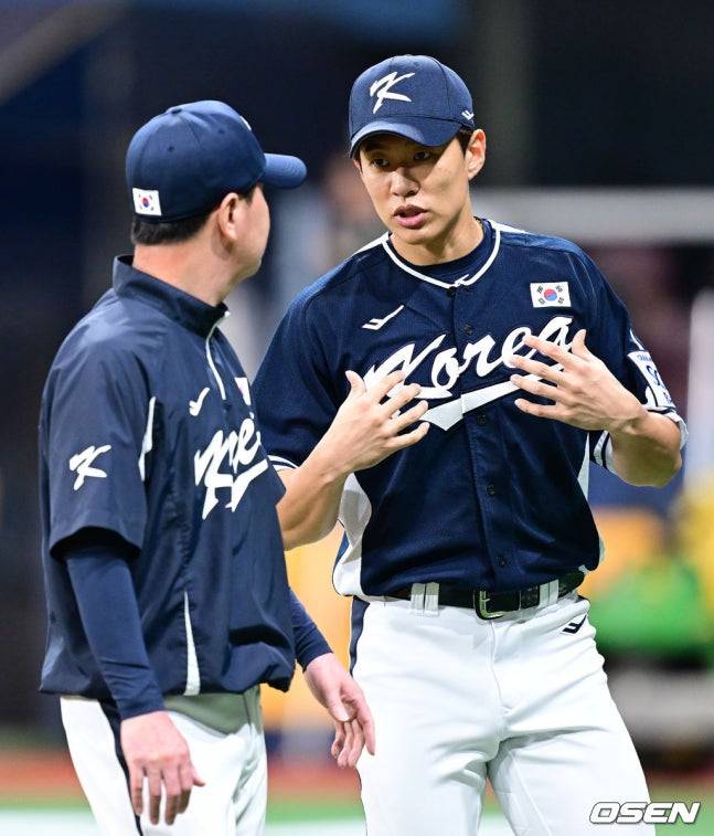 송성문(오른쪽)이 지난해 11월 K-베이스볼 시리즈에서 류지현 감독과 이야기를 나누고 있다.