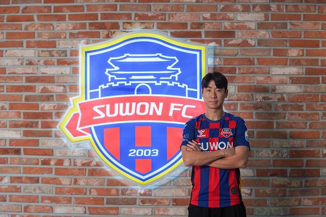 수원FC에 입단한 김정환. /사진=수원FC 제공