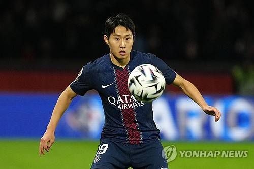 스페인 라리가의 강호 아틀레티코 마드리드가 대한민국 국가대표 미드필더 이강인 영입을 위해 구단 수뇌부를 파견하는 등 총력전을 펼쳤다. 그러나 소속팀 파리 생제르맹(PSG)의 완강한 거절에 부딪혀 사실상 무산됐다. 마테우 알레마니 아틀레티코 단장이 파리를 직접 방문한 사실이 알려졌으나 PSG는 이강인을 장기 프로젝트의 핵심 자원으로 분류하고 있어 붙잡겠다는 입장이다. 연합뉴스