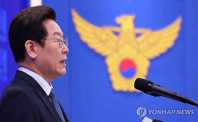 이재명 대통령, 경찰의 날 기념사 (서울=연합뉴스) 김도훈 기자 = 이재명 대통령이 지난해 10월 서울 서대문구 경찰청에서 열린 80주년 경찰의 날 기념식에서 기념사를 하고 있다. 2025.10.21 superdoo82@yna.co.kr