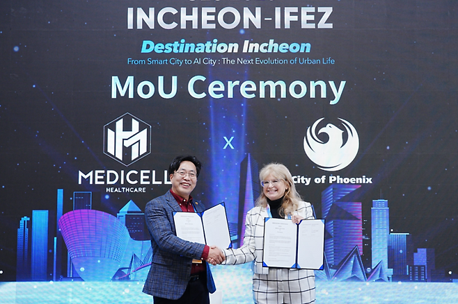 임강수 메디셀헬스케어 대표(왼쪽)가 지난 7일 'CES 2026'에서 미국 애리조나주 공공 보건·의료 정책을 총괄하는 시티 오브 피닉스와 업무협약을 체결한 뒤 기념 촬영을 하고 있다. 사진=인천경제청