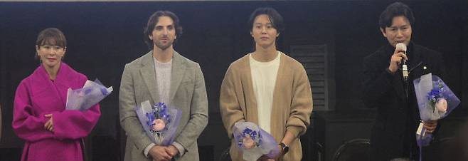 사진 왼쪽부터 예지원 배우, 해리 벤자민, 유정하. 김민종 배우가 무대 인사하고 있다. 사진 한성일 기자