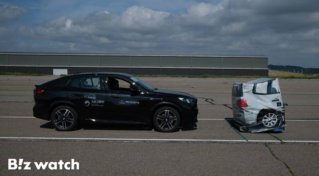 페달오조작 방지장치를 평가하고 있다./사진=한국교통안전공단 제공
