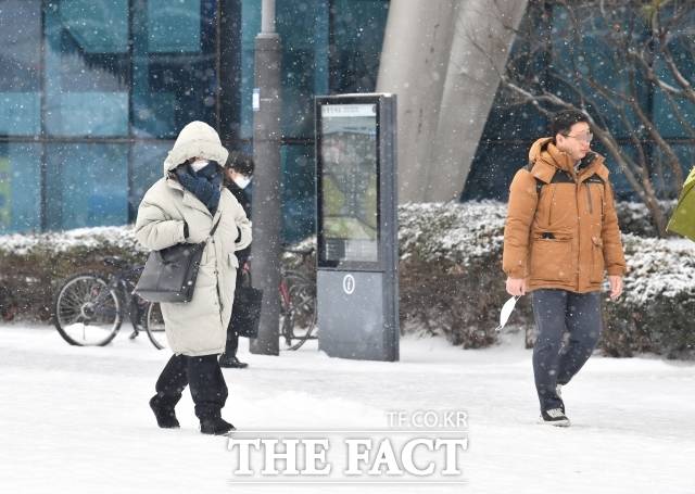 19일 전국이 대체로 흐린 가운데 중부지방과 전북을 중심으로 비나 눈이 내릴 전망이다. /더팩트 DB
