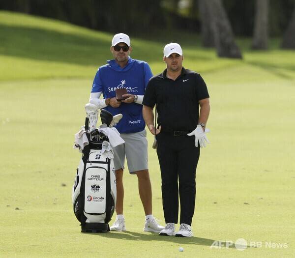 2026년 미국프로골프(PGA) 투어 개막전 '소니 오픈 인 하와이' 우승을 차지한 크리스 고터럽(미국)이 최종라운드에서 동반 경기하는 모습이다. 사진제공=ⓒAFPBBNews = News1 (사진을 무단으로 사용하지 마십시오.)