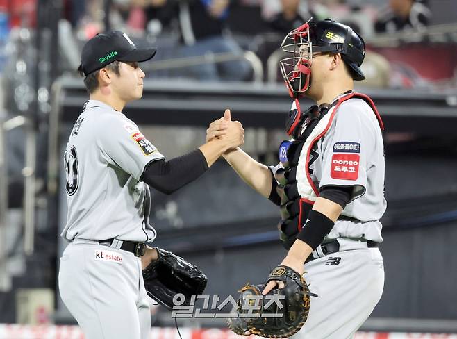 20일 오후 수원 KT위즈파크에서 열린 2025 프로야구 KIA와 KT 경기. KT 가 5-3 승리했다. 경기종료후 마무리 박영현과 포수 장성우가 하이파이브 하고 있다. 수원=정시종 기자 capa@edaily.co.kr /2025.05.20.