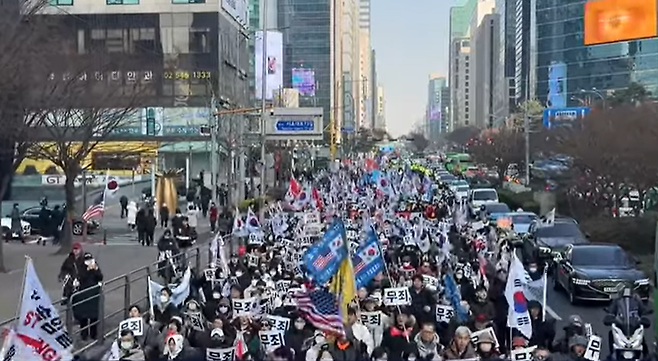 그제(17일) 서울에서 진행된 보수단체 집회 (사진, 유튜브 자유대학 갈무리)