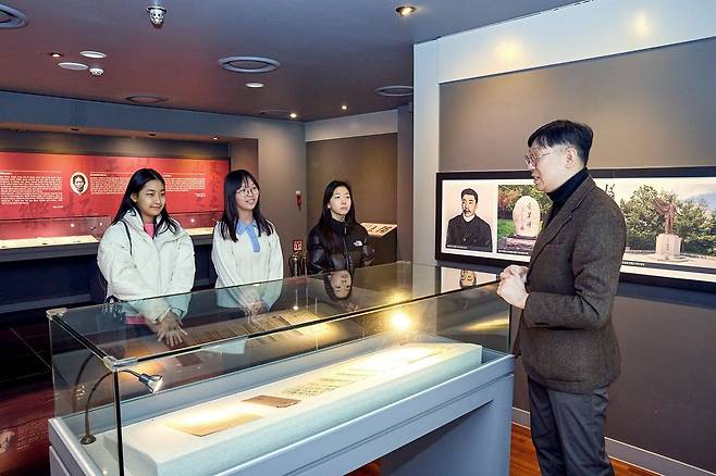 소중 학생기자단이 이주화 학예부장과 함께 안중근 의사의 생애 및 업적과 관련된 여러 유물을 둘러봤다.