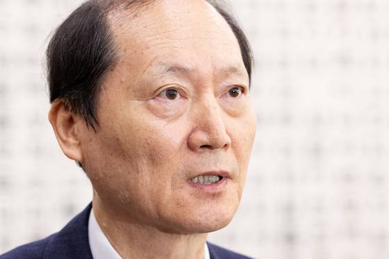 이완규 전 법제처장이 지난해 10월 27일 서울 여의도 국회에서 열린 법제사법위원회 대검찰청 등에 대한 국정감사에 출석해 증인 선서 거부 이유를 밝히고 있다.