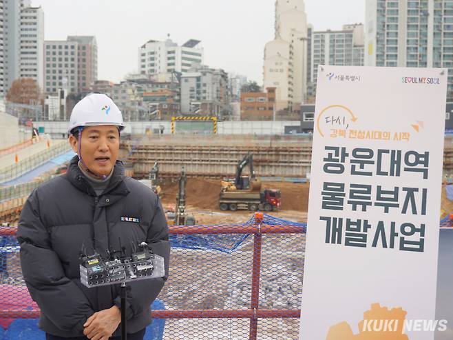 오세훈 서울시장이 지난 12일 오후 서울 노원구 광운대역 물류부지 개발 현장을 점검한 뒤 사업에 대해 설명하고 있다. 노유지 기자