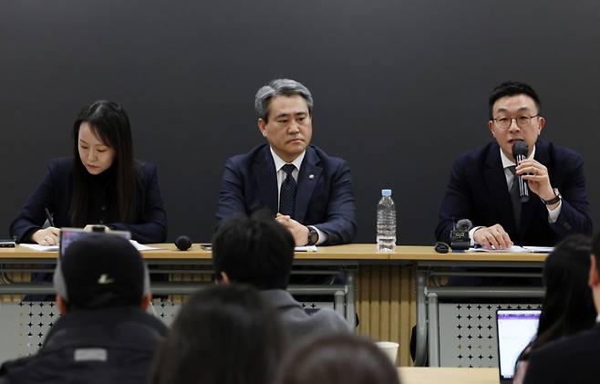 윤석열 전 대통령 변호인단 최지우(오른쪽부터), 송진호, 유정화 변호사가 19일 오후 서울 서초구 라이프비즈니스센터에서 2025고합1010 특수공무집행방해 등 판결 관련 기자회견을 하고 있다. /사진=뉴시스