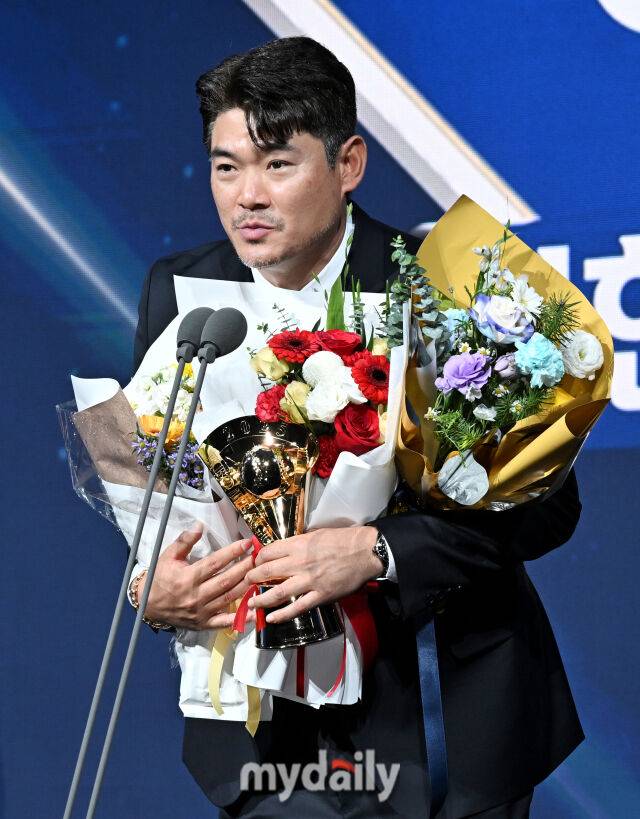 SSG 노경은이 9일 오후 서울 잠실 롯데호텔에서 진행된 '2025 KBO 골든 글러브 시상식' 에서 페어플레이상을 수상하고 있다. 포지션별 최고 선수를 가리는 '2025 KBO 골든글러브 시상식'은 투수와 포수, 지명타자, 1루수, 2루수, 3루수, 유격수, 외야수(3명) 등 총 10개 부문에 걸쳐 최고의 선수를 가린다./마이데일리