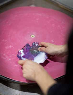 작업 중인 정수경의 손. 평범한 유리는 그의 손을 거쳐 작품이 된다.