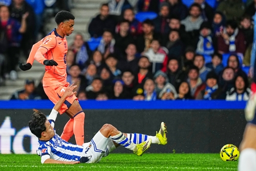 구보 다케후사가 19일 바르셀로나전에서 알레한드로 발데와 볼을 경합하며 태클하고 있다. AP연합뉴스