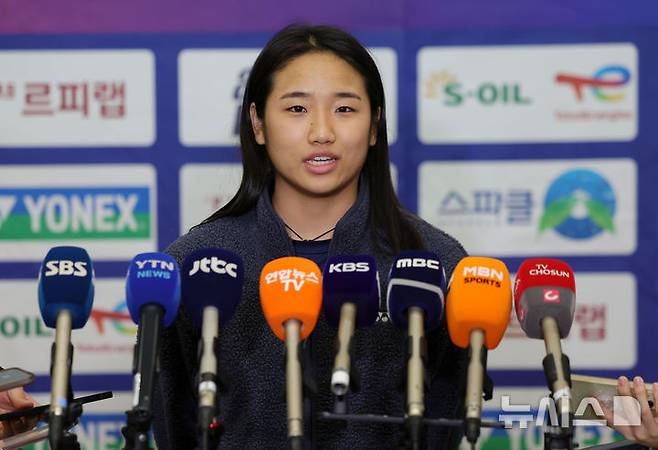 세계배드민턴연맹(BWF) 월드투어 인도 오픈(슈퍼 750)에서 우승한 안세영이 19일 인천국제공항 제1터미널로 귀국해 취재진 질문에 답하고 있다. /사진=뉴시스