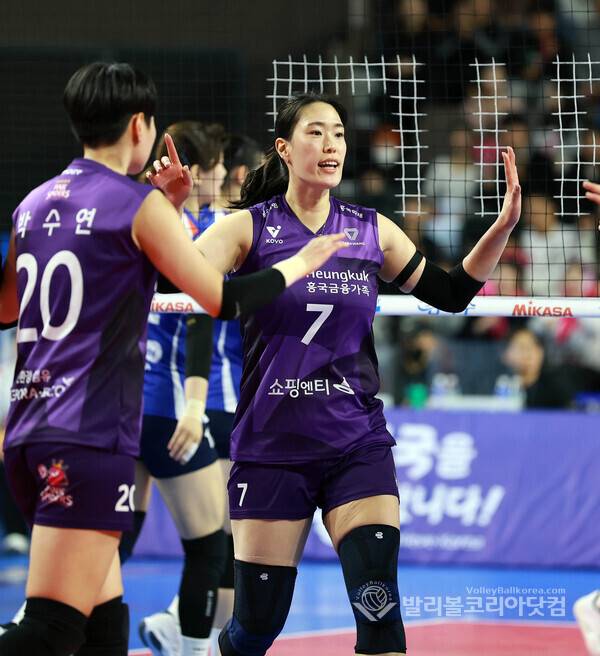 18일 흥국생명 최은지가 공격을 성공시키고 기뻐하고 있다.2026.1.18.