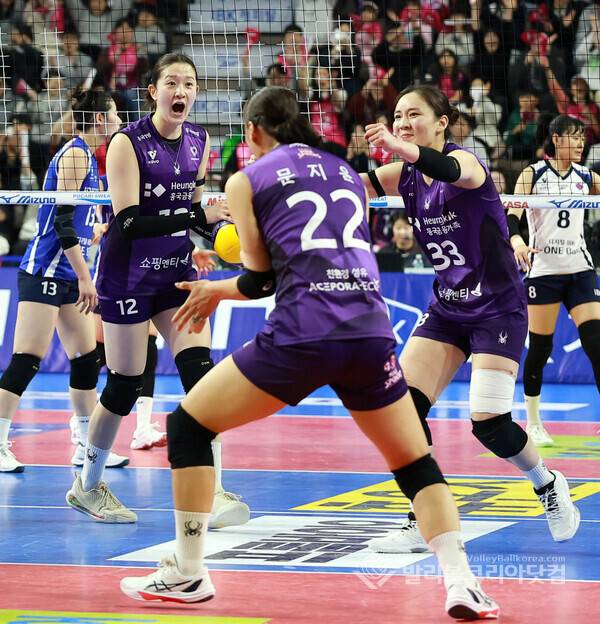 18일 흥국생명 문지윤이 서브에이스 하자 이다현과 이나연이 함께 기뻐하고 있다.2026.1.18.