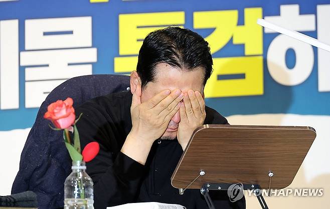 장동혁, 닷새째 단식 (서울=연합뉴스) 이동해 기자 = 더불어민주당에 통일교·공천헌금 '쌍특검' 수용을 요구하며 닷새째 단식 투쟁을 이어가고 있는 국민의힘 장동혁 대표가 19일 국회 로텐더홀에 마련된 농성장에서 힘겨워하고 있다. 2026.1.19 eastsea@yna.co.kr