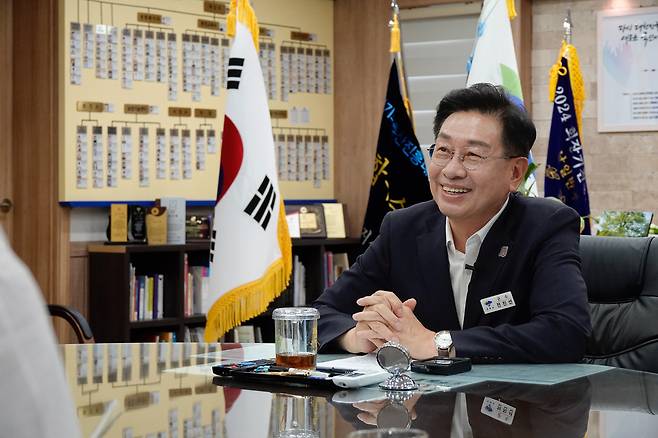 ▲ 전진선 양평군수는 새해 인천일보와의 단독 인터뷰를 통해 "2025년 3분기까지 85개 사업을 완료해 72.6%의 완료율과 88.3%의 높은 이행률로 군민과의 약속을 착실히 이행했다"라고 강조했다. /사진제공=양평군