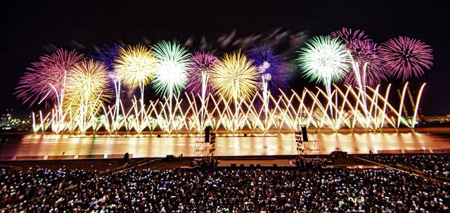 포항국제불빛축제'에서 화려한 불꽃이 밤하늘을 화려하게 수놓고 있다. 포항시 제공