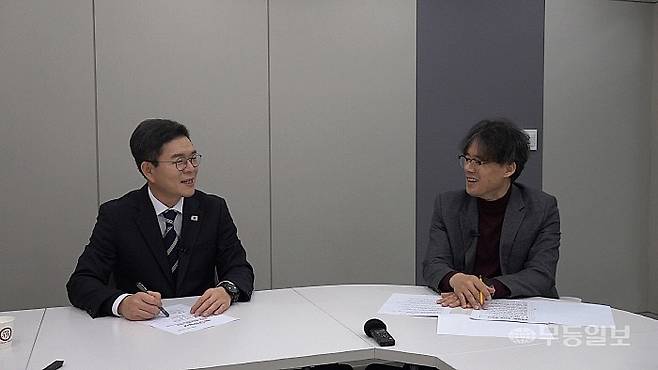 정원오 서울 성동구청장이 지난 16일 무등일보 커뮤니케이션룸에서 유지호 무등일보 취재1본부장과 인터뷰를 진행하고 있다.