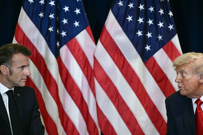 에마뉘엘 마크롱 프랑스 대통령과 도널드 트럼프 미국 대통령이 지난해 9월 23일 회담하고 있다. 뉴욕/AFP연합뉴스