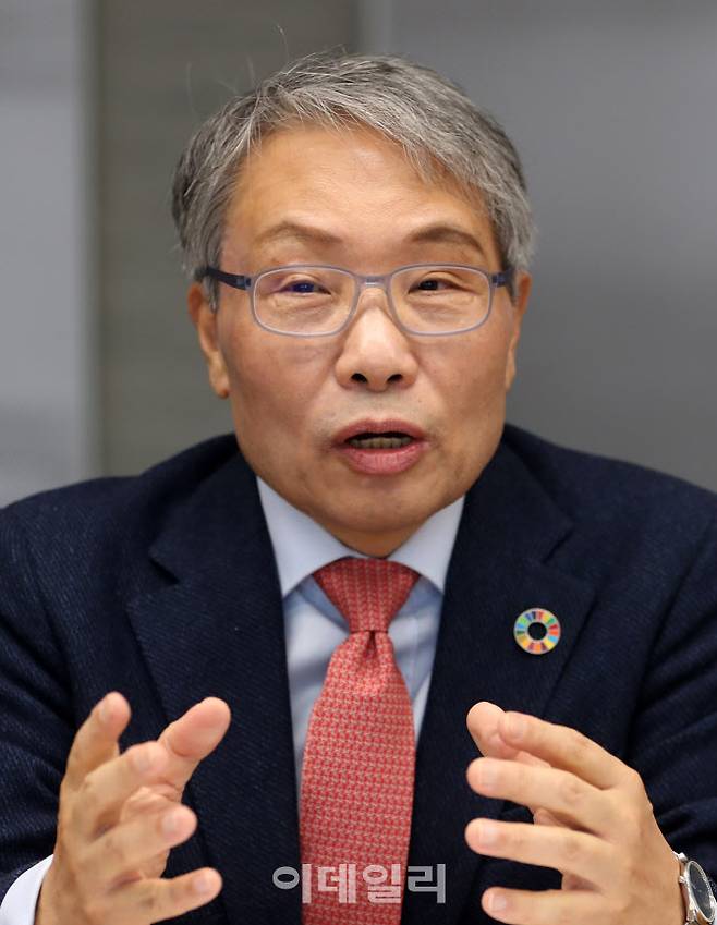 최병일 법무법인 태평양 통상전략혁신허브 원장이 이데일리와 인터뷰를 하고 있다. 최 원장은 국제협상, 국제통상 분야에 35년 이상 몸담아온 실무와 이론을 겸비한 전문가이자 학자다. 1992년 한미 통신협상, 1993년 우루과이라운드 서비스협상, 1994~1997년 WTO 기본통신협상의 주역으로 잘 알려져 있다. 지난해 ‘트럼프 어게인’을 출간했다. (사진=이데일리 김태형 기자)
