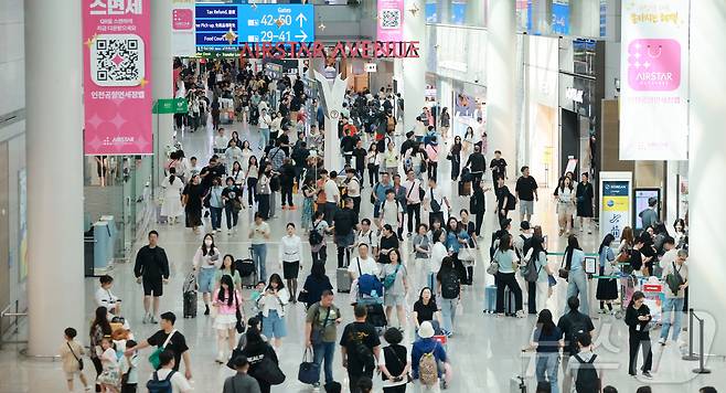 현충일 연휴가 시작된 6일 오전 인천국제공항 제1터미널 면세점이 관광객들로 붐비고 있다.2025.6.6/뉴스1 ⓒ News1 김진환 기자