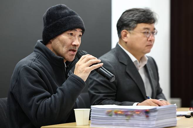 '서해 공무원 피살 사건'의 유족 이래진씨(왼쪽)와 유족 측 법률대리인 김기윤 변호사가 19일 서울 서초구 한 사무실에서 서해 피살 사건의 판결문 공개 기자회견을 하고 있다. /뉴스1