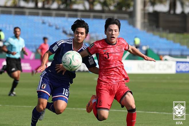 배현서가 일본 선수와 공을 다투고 있다. / 대한축구협회