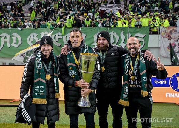 타노스 코치, 거스 포옛 감독, 디에고 포옛 코치, 파나요티스 피지컬코치(왼쪽부터, 전북현대). 서형권 기자