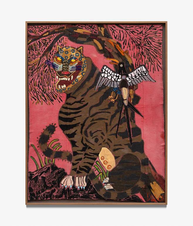 이두원, 소나무 아래 도깨비 호랑이와 까치, 2026, 수제 울에 먹, 아크릴, 과슈, 울실 스티치, 158.5x122.5㎝ 사진 갤러리현대
